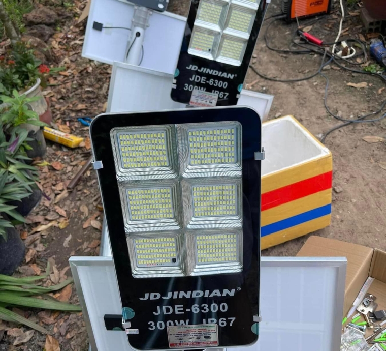Đèn năng lượng mặt trời chính hãng JDE-6300 (300W) JINDIAN